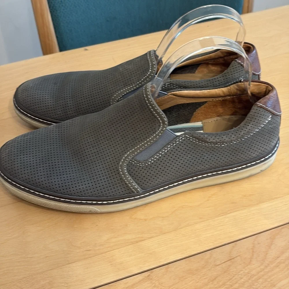 Men’s Johnston & Murphy McGuffey Gray Slip-On Perforated Suede Loafer. Size 10.5